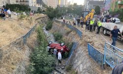İnanılmaz anlar! İki araç çarpıştı, biri dereye sürüklendi, can pazarı yaşandı!