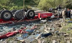 İran plakalı tır ters döndü: Şoför hayatını kaybetti