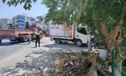 Freni boşalan kamyonet istinat duvarına çarptı