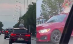 İzmir Çeşme’de trafiği tehlikeye atan dans kamerada