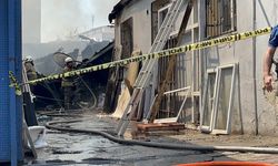 İzmir'de hurdalık yangını: Alevler evlere sıçradı