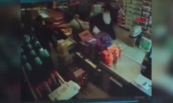 Kadın kasiyer müşterisinin yumruk atmasıyla neye uğradığını şaşırdı