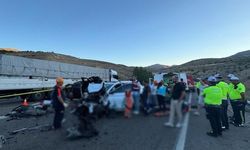 Hafif ticari araç ile otomobil kafa kafaya çarpıştı: 4 ölü, 2 yaralı