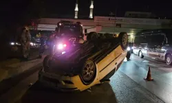 Kaldırıma çıkan otomobil takla attı, sürücü yara almadan kurtuldu