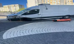 Kamyonet kaldırımda bekleyenlere çarptı: 4'ü çocuk 5 yaralı