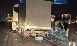Kamyonet, yolcu otobüsüne çarptı: Çok sayıda yaralı var