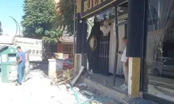 Kamyonete çarpan motosikletteki 2 kişi, iş yerinin vitrinine savruldu