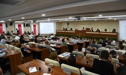 Karabağlar'dan eğitime güçlü destek: Barınma ve kırtasiye yardımı sürüyor