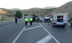 Katliam gibi kaza! İki araç kafa kafaya çarpıştı, can pazarı yaşandı: 4 ölü, 2 yaralı