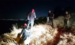 2 genç manzara izlemek için indikleri kayalıklarda mahsur kaldı