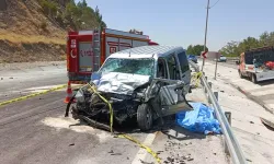 Minibüs ile hafif ticari aracın çarpıştığı kazada, kayınpeder ile gelin öldü
