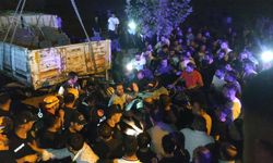 Korkunç kaza: Otomobil park halindeki ırın altına girdi, 2 kişi hayatını kaybetti!
