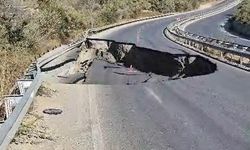 Korkutan olay: Yol aniden çöktü, ulaşım kesildi!