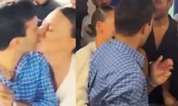 Kuliste aşka geldiler, Serenay Sarıkaya Mert Demir'i öpücüklere boğdu