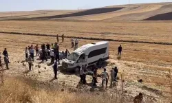 Malazgirt kutlamalarına gidenleri taşıyan minibüs şarampole devrildi; 1'i ağır, 10 yaralı