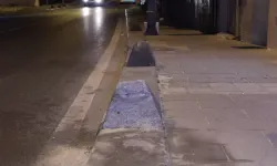 Hatalı sollama yapan minibüs sürücüsü motosikletli gence çarptı