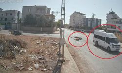 Motosikletin, minibüse ok gibi saplandığı kazada 2 kişi yaralandı