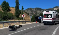 Direksiyon hakimiyetini kaybeden motosikletli devrildi, sürücü hayatını kaybetti