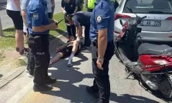 Yayaya yol vermek için duran otomobile motosiklet çarptı