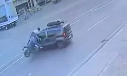 Motosiklet yolcusu havada üç takla atarak yere düştü