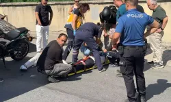 Direksiyon hakimiyetini kaybeden motosikletli çekiciye çarptı: 2 yaralı