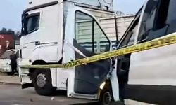 Öğrencileri taşıyan minibüsün tıra çarpmasıyla 2 kişi öldü, 10 kişi yaralandı