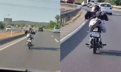 Ölümle burun buruna yolculuk: Genç motosikletçinin tehlikeli şovu sonunu getirdi!