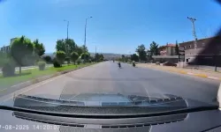 Ölümüne yarış: Motosiklet üzerine yatıp dakikalarca böyle gittiler