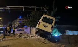 Kaza yapan yolcu minibüsü bahçe duvarında asılı kaldı