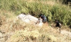 Otomobil bir anda kanala uçtu! Anne ve kızı su kanalında can pazarı yaşadı!