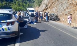 Otomobil karşı şeride geçti, çekiciyle çarpıştı: 5 yaralı!