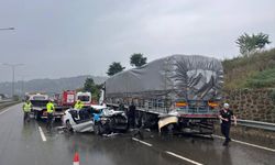 Otomobil park halindeki TIR'a çarptı: Ölü ve yaralılar var...