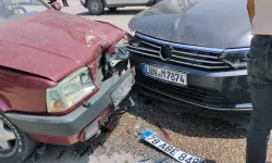 2 otomobilin çarpıştığı kazada 3 kişi yaralandı, sürücü kaçtı