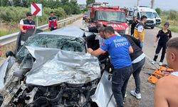Otomobillerin kafa kafaya çarpışmasıyla 1 kişi hayatını kaybetti