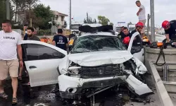 Otoyol gişelerinde feci kaza: Otomobil beton bariyerlere çarptı... Ölü ve yaralılar var!