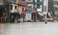 Pakistan’da muson yağmuru kabusu: 706 can kaybı, binlerce ev yıkıldı
