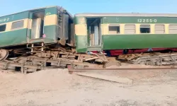 Pakistan'da yolcu treni raydan çıktı: 1 ölü, 24 yaralı
