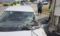 26 yaşındaki sürücü park halindeki tıra çarparak ağır yaralandı