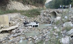Piknik dönüşü feci kaza: Araç dereye uçtu, 6 kişi yaralandı