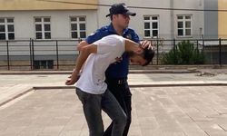 Polisin serçe parmağını ısırarak kopardı