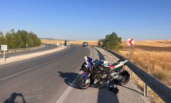 Refüje çarpan motosiklet sürücüsü hastanede hayatını kaybetti