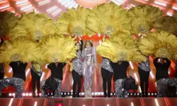 Jennifer Lopez sahneye gondol ile geldi