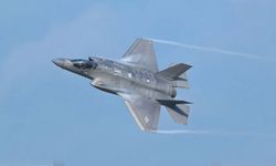 Savaş uçağı okyanusa düştü! Pilot kendini fırlatarak kurtuldu