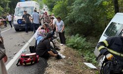 Servis minibüsü ile otomobil çarpıştı: 15 yaralı