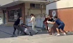 İki grup arasında korkunç kavga: Bir kişi taşla bayıldı, olay kamerada!