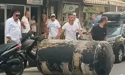 Kuvvetli rüzgar, 4 tonluk su deposunu caddeye uçurdu