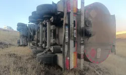Tanker şarampole devrildi, sürücüsü yaralandı