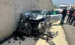 Otomobilin tıra çarptığı kazada 1'i ağır 3 kişi yaralandı