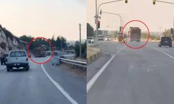 Tomruk yüklü tır, refüje devrildi