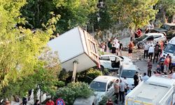 Trafik faciası: Kamyon kontrolden çıktı, park halindeki araçlar paramparça oldu!